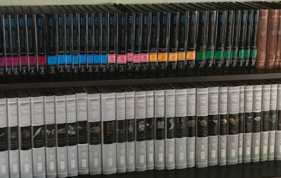 picture of volumes of Talmud and Mishna on shelf for which 22Lookup provides access through its Talmud Software 